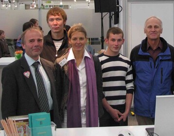 LBV im Gesprch in Halle 1 auf dem Hauptfest: Tbingens Kreisobmann Christian Reutter (links) und LBV-Sozialrechtsreferentin Nicole Spie nach einem Informationsaustausch mit Besuchern.