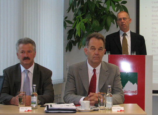 Vor der Presse am Airport in Memmingen: v.l. Heinz Lipp, Vorstandsvorsitzender Bergbauern Genossenschaft, Paul Paul E. Ritter und Marcel Mohsmann, Gesch�ftsf�hrung Allg�uland-K�sereien GmbH.