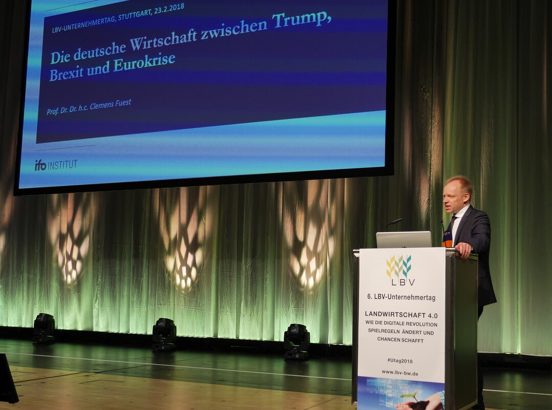 Prsident Prof. Dr. Dr. h. c. Clemens Fuest vom ifo Institut hlt den spannenden Impulsvortrag beim 6. LBV-Unternehmertag.