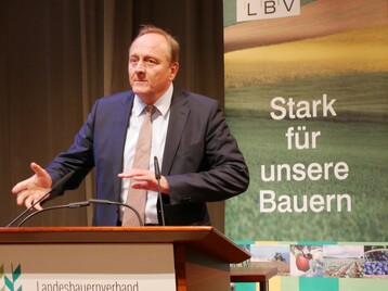 berzeugende Rede: Prsident Joachim Rukwied spricht bei der Mitgliederversammlung des Landesbauernverbandes (LBV) am 9. Juli 2015 in der Schwabenlandhalle in Fellbach zu den Delegierten und Gsten.