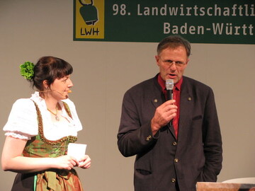 Vizeprsident Gerhard Glaser erlutert am Erffnungstag im Forum auf dem Hauptfest die Leistungen der Landwirtschaft. Moderiert wurde der Programmpunkt von der stellvertretenden LBV-Pressesprecherin Ariane Amstutz.