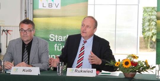 LBV-Prsident Joachim Rukwied erlutert am 16. August 2011 auf dem Betrieb der Familie Maria und Gerhard Raff in Filderstadt-Bernhausen den aktuellen Erntestand; links Hauptgeschftsfhrer Peter Kolb.