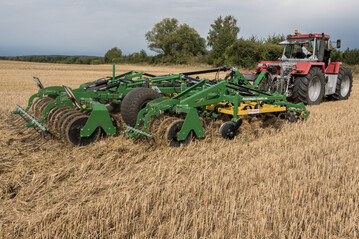 Um eine optimale Rotte zu erreichen, muss das Stroh intensiv eingearbeitet werden.
