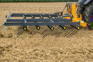 Der Einsatz eines Strohstriegels kann helfen die notwendige Bearbeitungstiefe der Stoppel zu reduzieren.