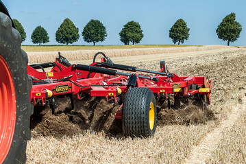 Kontrollieren Sie besonders unter eher zu feuchten Bedingungen den Zustand des Bodens vor einer Bearbeitung.
