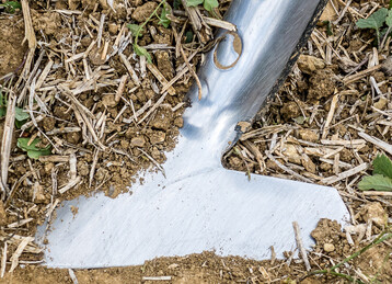 Gänsefußschare eignen sich besonders für die sehr flache Bodenbearbeitung.