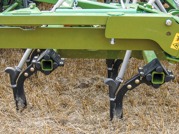 Zinkenscharmaschinen öffnen und räumen den Säschlitz mit einem Meißel oder Zinken.