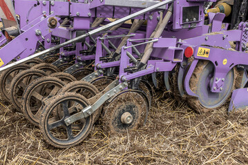 Zuführ- und Einbettungsorgane der Sämaschine sollten vor Saisonbeginn überprüft und ggf. gewartet werden.