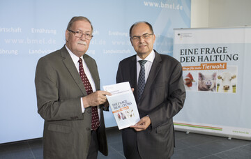 Bundesminister Schmidt mit dem Vorsitzenden des Kompetenzkreises Herr Lindemann (l.) bei der bergabe des Abschlussberichtes