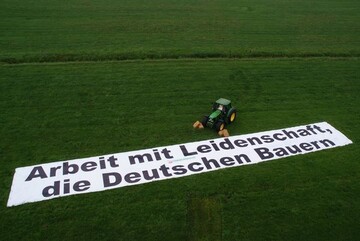 Das Riesenbanner beim Bremer Flughafen