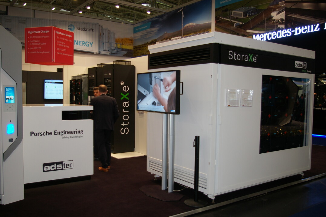 Hochleistungsspeicher auf Lithium-Ionen-Basis ind Schranksystemen oder als Outdoor-Lsung von ADS-Tec.