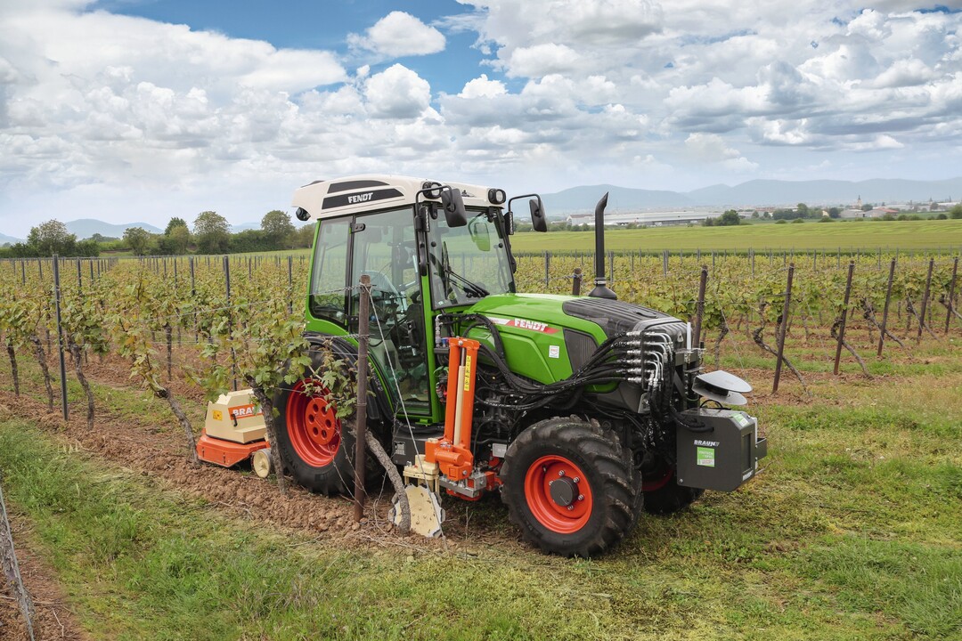 Die von Fendt und Braun gemeinsam entwickelte automatisierte Fahrzeug- und Gertefhrung erhht die Flchenleistung im Weinbau wesentlich  bei gleichzeitiger Entlastung des Fahrers. Mittels Lasertechnik werden Bodenkontur, Rebstcke, Pfhle usw. erfasst und die Informationen ber eine ISOBUS-Schnittstelle an den Schmalspurtraktor Fendt 200V Vario weitergegeben.