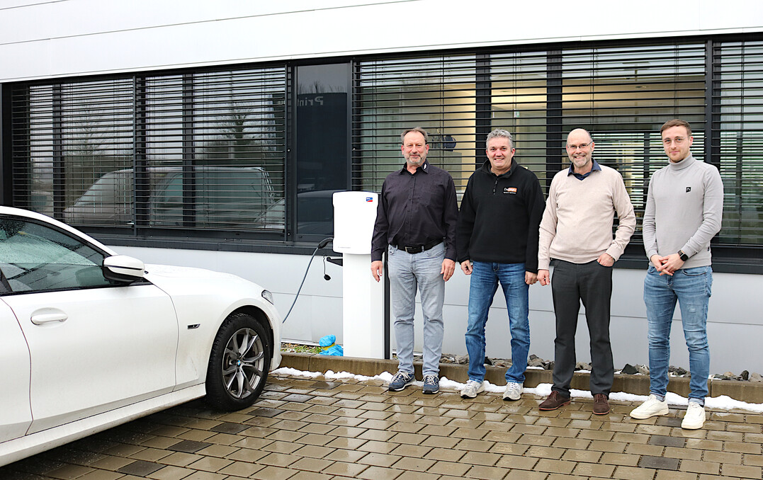 Eigenstrom und Ladesulen fr die E-Autos: Darber freuen sich Geschftsfhrer Rudolf Barthel (3. v. l.) und Jochen Daiber (r.), AGR-Steuerberater, zusammen mit den Geschftsfhrern der DeLimes Energy GmbH, Carsten Mayer (l.) und Herbert Koeberle.