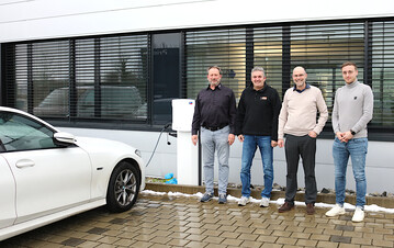 Eigenstrom und Ladesulen fr die E-Autos: Darber freuen sich Geschftsfhrer Rudolf Barthel (3. v. l.) und Jochen Daiber (r.), AGR-Steuerberater, zusammen mit den Geschftsfhrern der DeLimes Energy GmbH, Carsten Mayer (l.) und Herbert Koeberle.