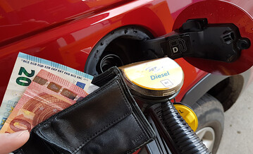 Die Bundesregierung plant eine Abschaffung der Steuerbegnstigungen von Agrardiesel. Das schwcht die Wirtschaftlichkeit der Betriebe.