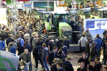 Dicht gedrängt geht es vor allem in den Traktorenhallen zu.