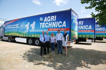 Die ersten drei Agritechnica 2011-Liner" wurden an die Spedition Buhr bergeben (v.l.n.r.: Heinrich Wingels, Leiter Marketing bei Krone; Heinzbert Mies, Leiter Marketing Agrar bei der DLG; Ulrike und Christoph Buhr, Geschftsfhrer von Buhr Logistik; Freya von Rhade, DLG-Projektleiterin Agritechnica)