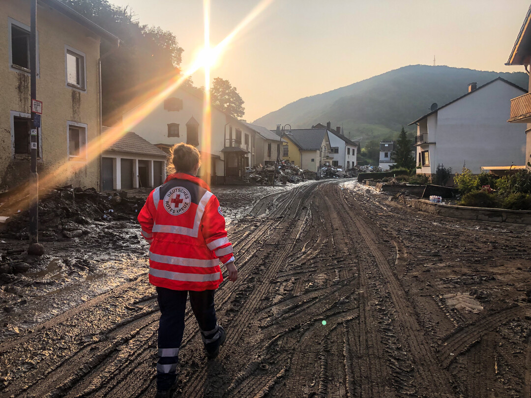 Caro als Rettungssanitäterin im Ahrtal.
