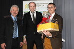 „Landwirtschaft kann vor allem eines: Veränderung“, lobte Detlef Steinert (rechts), DLZ-Chefredakteur, in seinem Vortrag den über Jahrhunderte erfolgreichen Wandel. Anschließend gab es ein Gastgeschenk, überreicht von KBV-Geschäftsführer Thomas Pfeifle und dem Vorsitzenden Gebhard Aierstock (links).