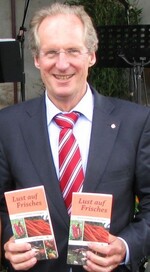 Oberbürgermeister Dr. Wolfgang Schuster präsentiert am 1. Mai 2010 auf dem Gärtnereibetrieb der Familie Munder in Stuttgart Bad Cannstatt Stuttgarts neue Direktvermarkterbroschüre.