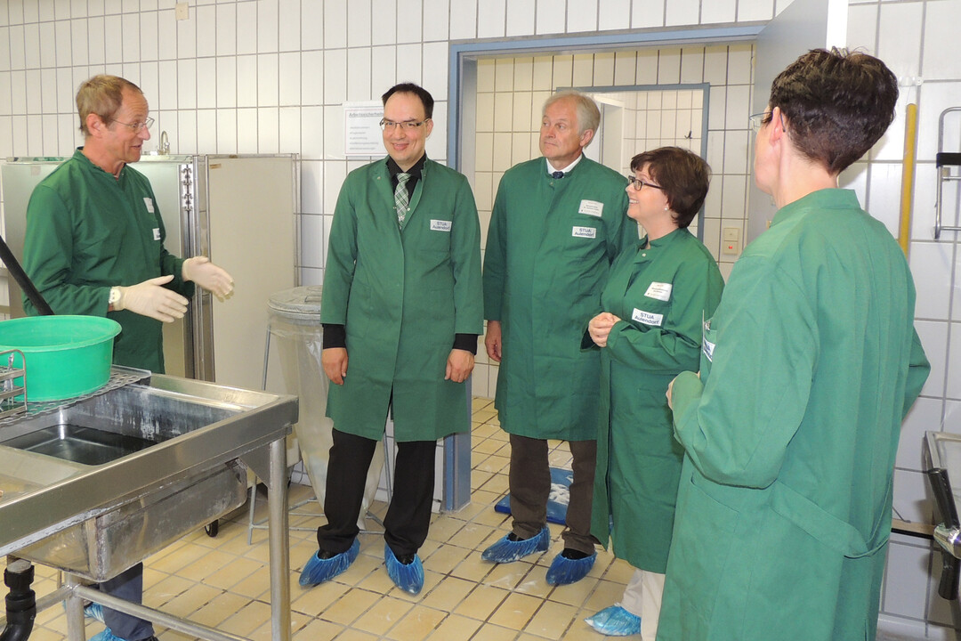 Ministerialdirektorin Grit Puchan (2. v. r.) auf Visite in der Pathologie mit (v.l.) Dr. Jürgen Emele, Dr. Thomas Miller, Dr. Gerhard Kuhn und Dr. Alexandra Kley-Sonntag