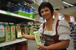 Ab sofort im Kühlregal: Landtagsabgeordnete Ulrike Müller – selbst Bergbäuerin, die gentechnikfreie Milch an Allgäuland liefert – greift im Kaufmarkt-Kühlregal nach ihrer ersten Packung gentechnikfreier Bergbauernmilch.
