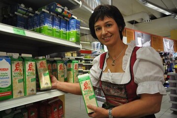 Ab sofort im Khlregal: Landtagsabgeordnete Ulrike Mller  selbst Bergbuerin, die gentechnikfreie Milch an Allguland liefert  greift im Kaufmarkt-Khlregal nach ihrer ersten Packung gentechnikfreier Bergbauernmilch.