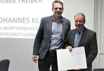 Ehrenurkunde für Rainer Treiber: „Sie waren maßgeblich daran beteiligt, die Genossenschaft erfolgreich weiterzuentwickeln“, bedankte sich Dr. Johannes Klaus vom Baden-Württembergischen Genossenschaftsverband bei der Übergabe der Urkunde. Treiber (rechst) kam 2008 in den Aufsichtsrat der Genossenschaft und 2010 in den Vorstand. Im Jahr 2014 hat er sich bereit erklärt, den Vorsitz zu übernehmen. Treiber bedankte sich bei allen Mitgliedern und Kollegen mit den Worten: „Es war eine schöne und intensive Zeit.“ Und: „Ohne die Familie zuhause, wäre ein Ehrenamt nicht möglich.“