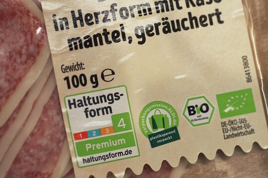 Bis 2030 werden die Discounter auch gekhlte Fleisch- und Wurstwaren1 in Deutschland vollstndig auf die beiden hchsten Haltungsformen 3 und 4 umstellen.