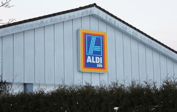 Der Discounter Aldi hat seit 7. Mai die Preise fr Trinkmilch um vier Cent pro Liter gesenkt. Frische Vollmilch kostet jetzt 55 Cent pro Liter, fettarme Milch 51 Cent.