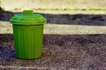 Ab in die Tonne mit Pflanzenschutzmittel-Verpackungen - fachgerecht entsorgt werden die Behälter im Rahmen der PAMIRA-Aktion bei den Sammelstellen, die im "Merkblatt Integrierter Pflanzenschutz 2020" genannt werden.