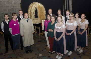 Die Erntekrone der deutschen Landwirtschaft fr den Bundesprsidenten wurde in der Gedchtniskirche in Empfang genommen. Anwesend waren hier Bundeslandwirtschaftsminister Christian Schmidt (4. v. l.), DBV-Prsident Joachim Rukwied (5. v. l.) und dlv-Prsi