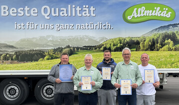 Stolz auf die Medaillen und Urkunden sind: (v.l.n.r.) Hubert Dennenmoser, Roland Schugg, Daniel Kiechle, Andreas Sepp, Klaus Bihler, auf dem Bild fehlen: Klaus Kppen, Nico Prestel.