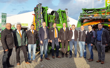 Das Bild zeigt die Geschftsfhrer und Regionalleiter der Agrom-Gruppe und Vertreter von Amazone. Vierter und Fnfter von links sind Martin Bauknecht, Geschftsfhrer der ZG Raiffeisen Technik-Gruppe und Agrom-Gesellschafter bzw. Roland Kratz, Amazone-Verkaufsleiter Deutschland/sterreich.