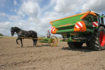 Galt vor knapp 100 Jahren Amazones Walzenstreuer Michel als das Nonplusultra der Düngetechnik, so sind es heute die modernen Zweischeibendüngerstreuer mit Arbeitsbreiten bis 54 m.