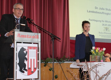 Albrecht Siegel, Leiter Landwirtschaftsamt Ravensburg, hier im Bild mit Referentin Dr. Julia Stubenbord, Tierschutzbeauftragte des Landes Baden-Wrttemberg, die die Betriebe auf den neuesten Stand in Sachen Anbindehaltung brachte.