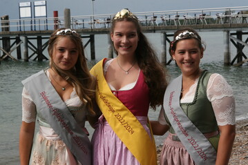 Apfelkönigin Jasmin Eichenhofer (Bildmitte) und die beiden Apfelprinzessinnen Sina Bernhard (r.) und Mia Bentele sind in den nächsten zwei Jahren die sympathischen Werbebotschafterinnen für die Äpfel vom Bodensee.
