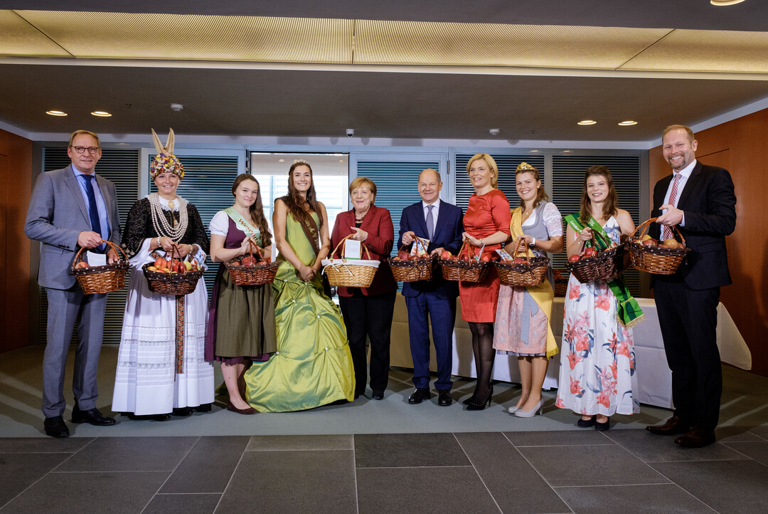 Apfelkabinett mit v.l.n.r.: Franz-Josef Holzenkamp (DRV-Präsident), Marina Tajger (Altländer Blütenkönigin), Jasmine Lasch (Apfelkönigin Wesendahl), Nane Coorßen (Blütenkönigin Mecklenburg-Vorpommern), Dr. Angela Merkel (Bundeskanzlerin), Olaf Scholz (Bundesminister der Finanzen), Julia Klöckner (Bundesministerin für Landwirtschaft und Ernährung), Julia Heimgartner (Bodensee Apfelkönigin), Elisabeth Geithel (Blütenkönigin Sächsisches Obst), Dr. Christian Weseloh (Geschäftsführer BVEO).