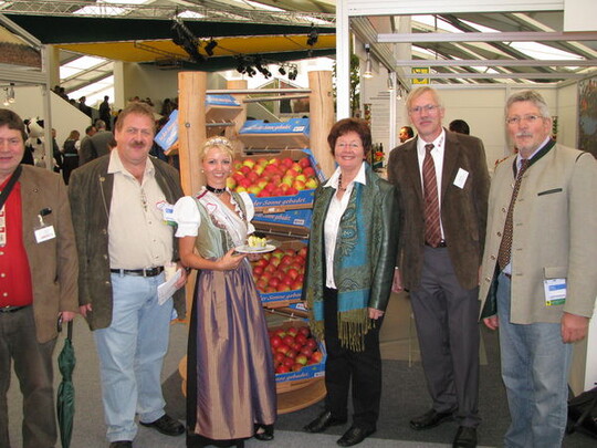 Werben fr frisches, vitaminreiches Obst: Die Apfelprinzessin vom Bodensee, Europaabgeordnete Elisabeth Jeggle und Geschftsfhrer Eugen Setz (rechts daneben); ganz rechts Schwbischer Bauer-Chefredakteur Eberhard Stmpfle