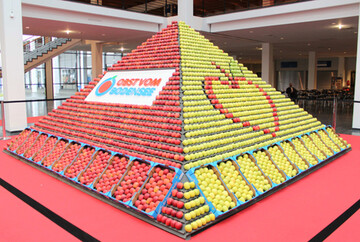 Die Apfelpyramide im Foyer zum Messeeingang ist lngst zum Markenzeichen der Fruchtwelt Bodensee geworden. 