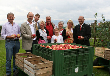 Machten zum Saisonstart Werbung für Äpfel vom Bodensee (v. l.): Obstbauberater Werner Baumann, stellvertretender Regionsvorsitzender Erich Röhrenbach, MaBo-Geschäftsführer Dr. Egon Treyer, Apfelprinzessin Marina Möhrle, Obstbauer Ludwig Berle, Nachwuchs-Prinzessin Sara Treyer, Waltraud Berle, Apfelkönigin Sonja Heimgartner und LVEO-Präsident Franz Josef Müller.