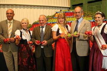 Blicken optimistisch auf die kommende Obstvermarktungskampagne beim Start in die Apfelsaison (v. l.): LVEO-Prsident Franz Josef Mller, Apfelprinzessin Marina Mhrle, Obstregions-Vorsitzender Helmut Jger, Apfelknigin Sonja Heimgartner, Minister Rudolf Kberle und Apfelprinzessin Patricia Sauter.