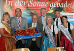 Freuen sich auf eine gute Apfelsaison (v. l.): Apfelkönigin Sonja Heimgartner, LVEO-Präsident Franz Josef Müller, Obstregionsvorsitzender Helmut Jäger, Ministerialdirigent Joachim Hauck vom MLR, Apfelprinzessin Marina Möhrle, BayWa-Obstspartenleiter Dietmar Bahler und Apfelprinzessin Patricia Sauter.