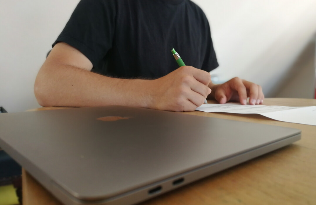 Seit 1. August müssen Arbeitsverträge nach einer EU-Richtlinie mehr Informationen enthalten. Profitieren sollen in erster Linie Arbeitnehmerinnen und Arbeitnehmer.