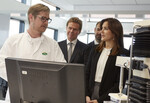Arla CEO Peder Tuborgh und Kronprinzessin Mary Elizabeth von Dänemark beim Rundgang durch das Labor.