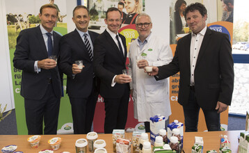 Dr. Volker Wissing (Bildmitte), rheinlandpflzischer Minister fr Wirtschaft, Verkehr, Landwirtschaft und Weinbau, bei seinem Besuch im Arla Werk in Pronsfeld.