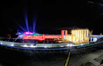 Highlight des Abends war eine zehnmintige Light-Show und die Illumination des Werksgelndes in verschiedenen Farben mit musikalischer Untermalung.