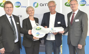 bergeben den Schlssel zur neuen ArNoCo Produktionssttte in Nordhackstedt an Peder Tuborgh (CEO Arla Foods/links) und Dr. Josef Schweiger (Sprecher der Geschftsfhrung DMK Group/rechts): Christine Holt von der Firma SPX und Architekt Peter Klinck.