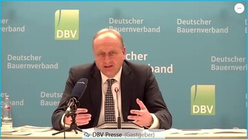 Fr das abgelaufene landwirtschaftliche Wirtschaftsjahr hat der Prsident des Deutschen Bauernverbandes, Joachim Rukwied, eine nchterne Bilanz gezogen: Die wirtschaftliche Lage der deutschen Landwirte war durchwachsen, die Situation auf vielen Hfgen ist extrem angespannt. 