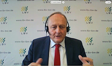 LBV-Prsident Joachim Rukwied bei der Vorstellung der Betriebsergebnisse: Die Unternehmensergebnisse der landwirtschaftlichen Haupterwerbsbetriebe in Baden-Wrttemberg in den unterschiedlichen Sparten schwanken stark. Veredelung und Obstbau konnten kurzfristig von einer dringend notwendigen Einkommenssteigerung profitieren, die Aussichten im aktuellen Wirtschaftsjahr sind allerdings dster. 